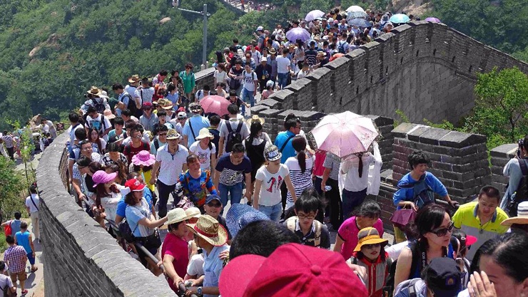 Touristen auf der Chinesischen Mauer